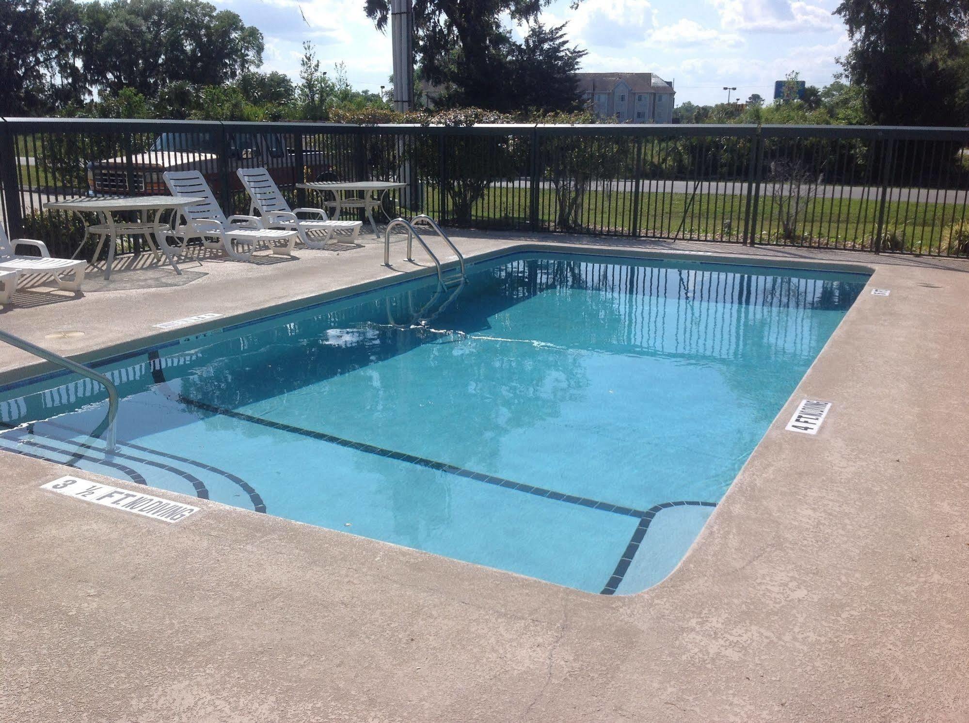 Super 8 By Wyndham Brunswick South I-95 Motel Екстериор снимка