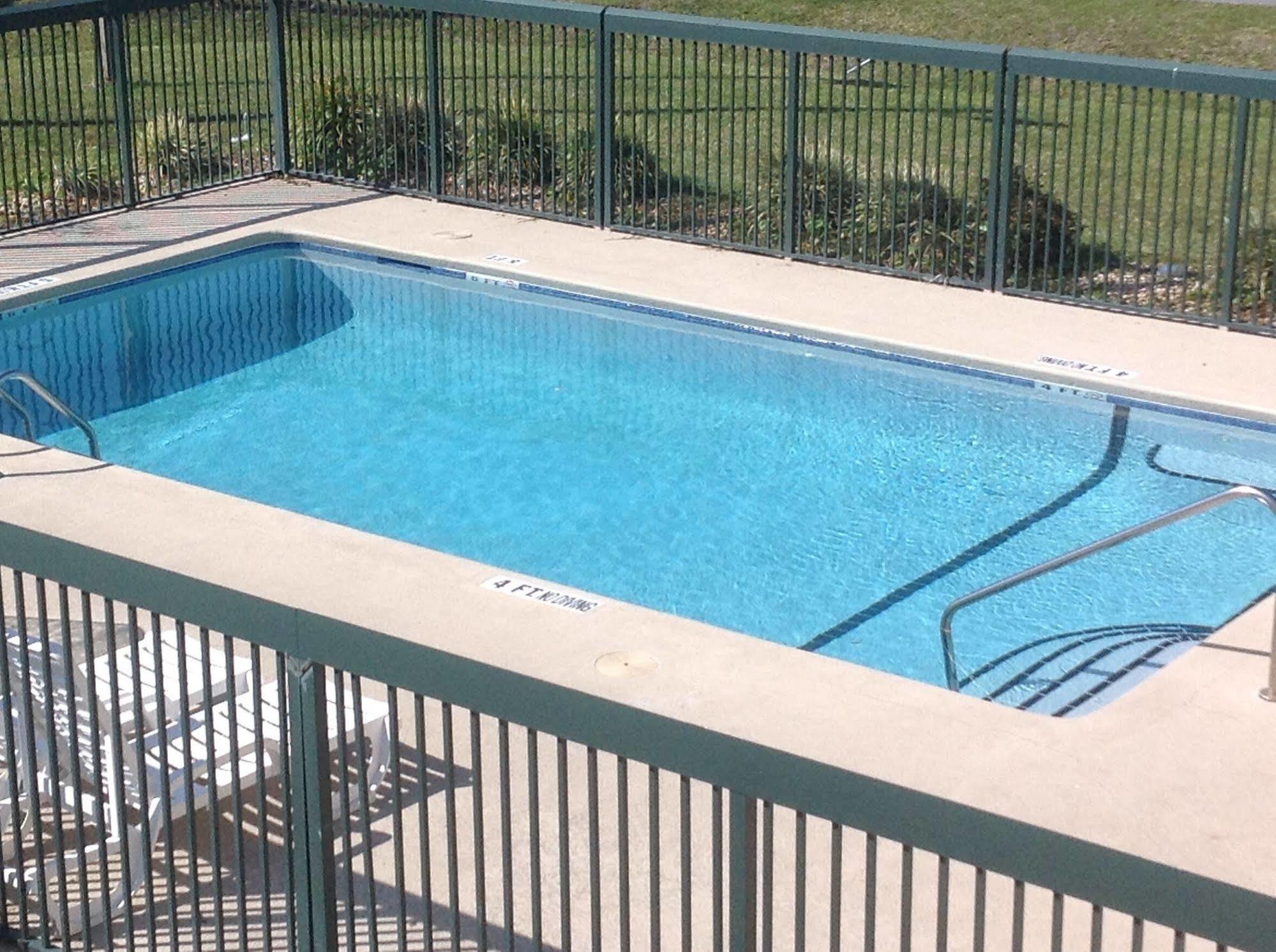 Super 8 By Wyndham Brunswick South I-95 Motel Екстериор снимка